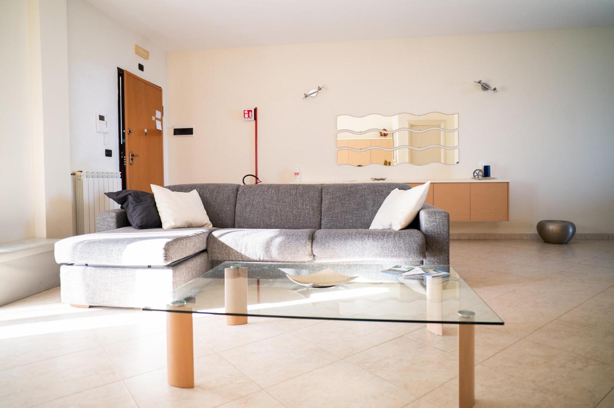 Milu'Seaview Ampia Casa Vista Mare Apartment โจวีนัซโซ ภายนอก รูปภาพ
