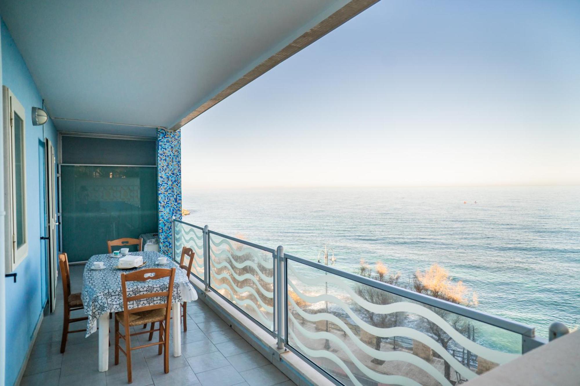 Milu'Seaview Ampia Casa Vista Mare Apartment โจวีนัซโซ ภายนอก รูปภาพ